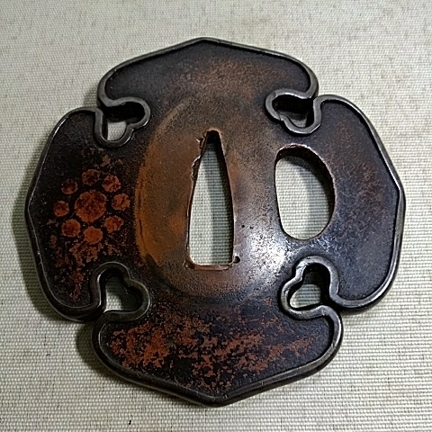 鍔 刀装具 日本刀 鉄地 無銘 薪翁図鍔(鍔箱布団 刀装具の鍔とは