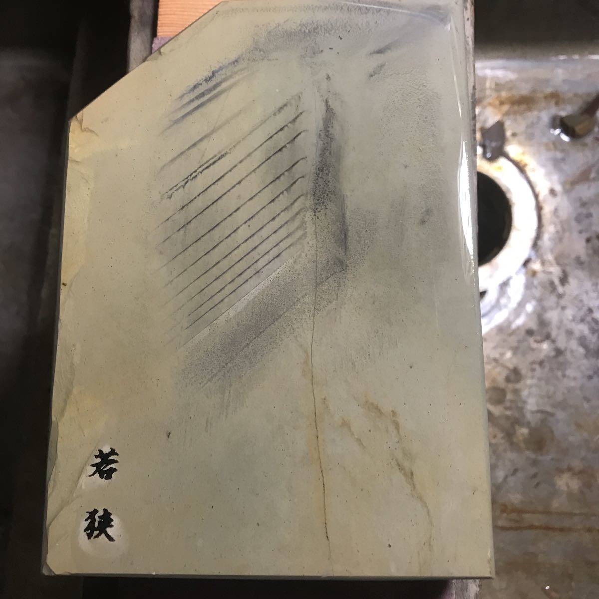 天然砥石 若狭 戸前 778g 合砥 仕上砥 鉋 鑿 大工道具 包丁 小刀 彫刻刀 木彫 カミソリ 研ぎ 研磨 砥石 天然砥石 若狭 | 道具の専門 若狭田村山巣板 -