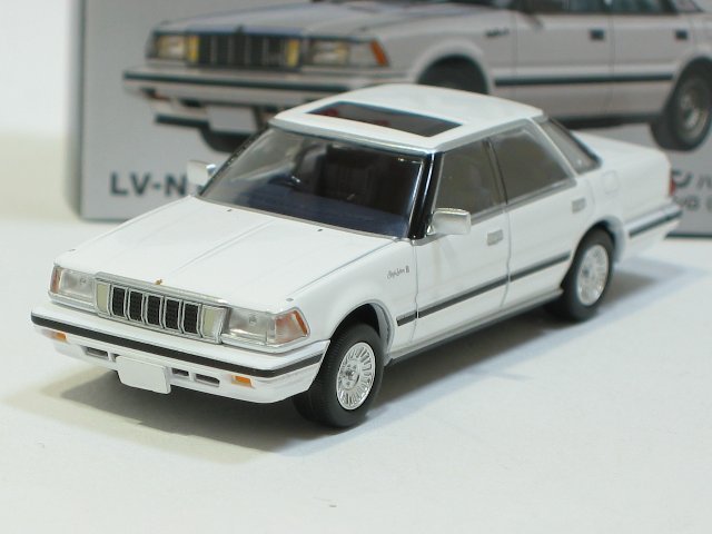 トミカリミテッドヴィンテージNeo176aクラウン2.8ロイヤルサルーンG 白