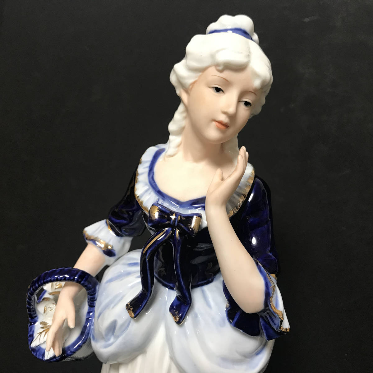 磁器製 花を摘む貴婦人 スタンド置物【KPM】 美術品・アンティーク・コレクション 磁器製 花を摘む貴婦人 スタンド