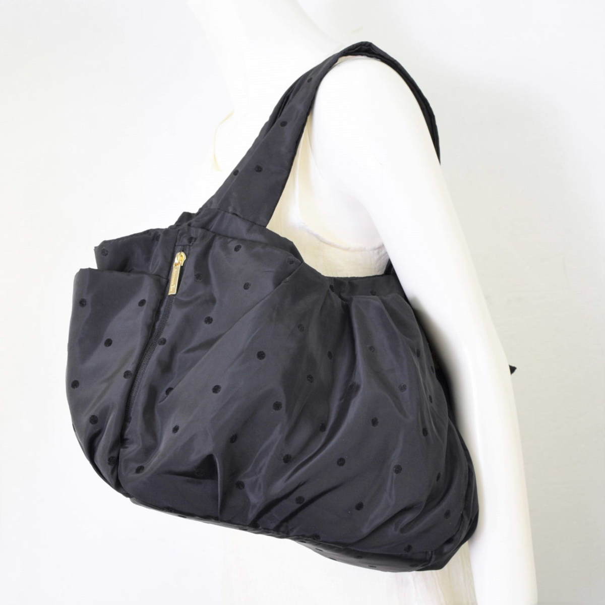 2566 19m0077 アフタヌーンティーリビング 19 軽量 機能性 ドット柄トートバッグ 黒 ナイロン調 布製 売買されたオークション情報 Yahooの商品情報をアーカイブ公開 オークファン Aucfan Com