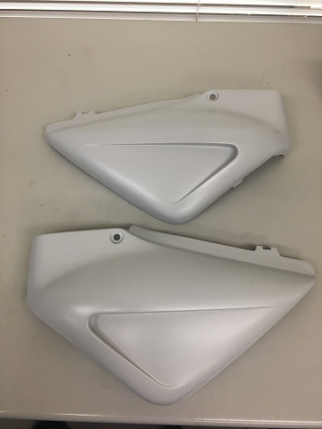 ホンダＸ４　オリジナルサイドカバー