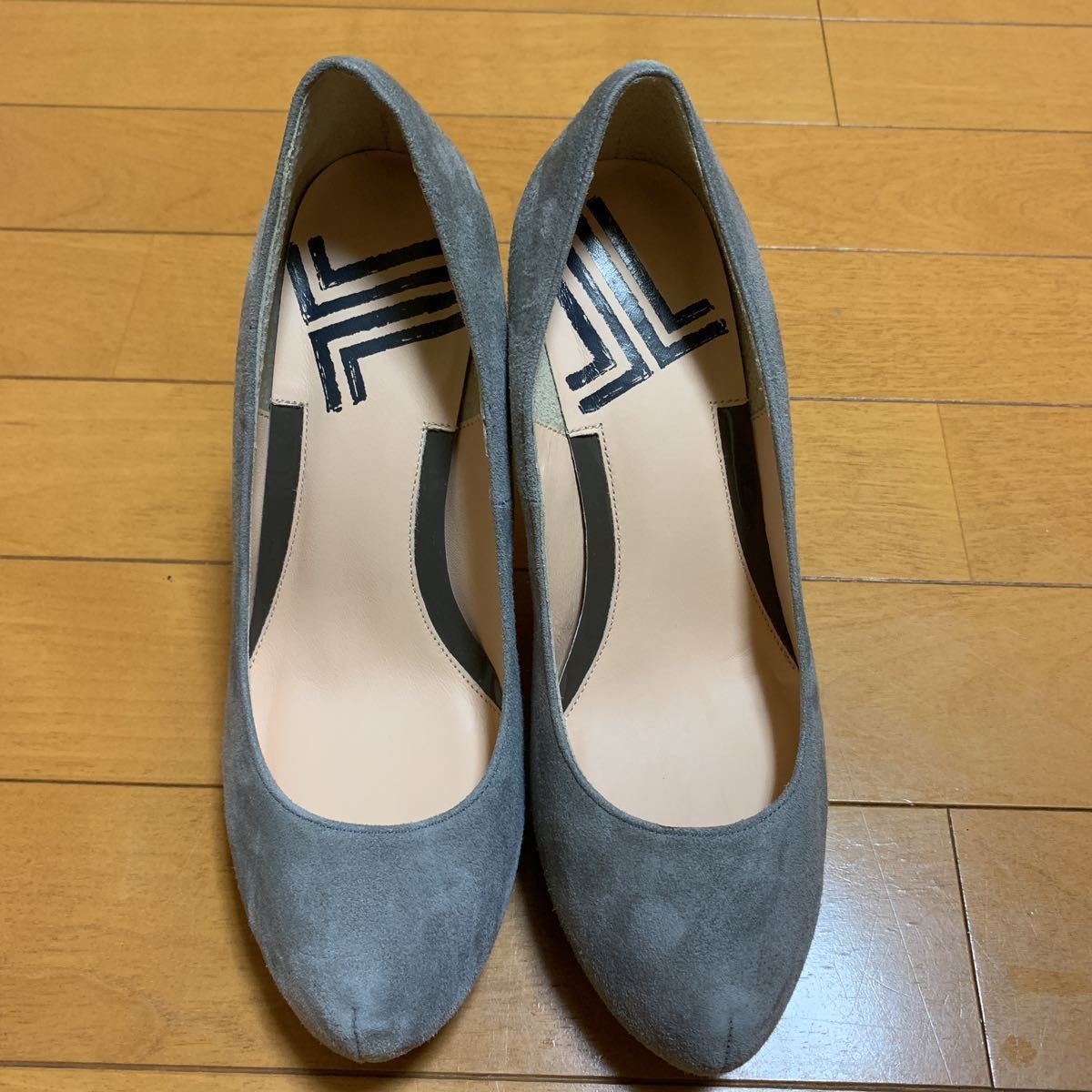 ランバンオンブルー Lanvin En Bleu スゥード グレーパンプス 231 2 女性用 売買されたオークション情報 Yahooの商品情報をアーカイブ公開 オークファン Aucfan Com