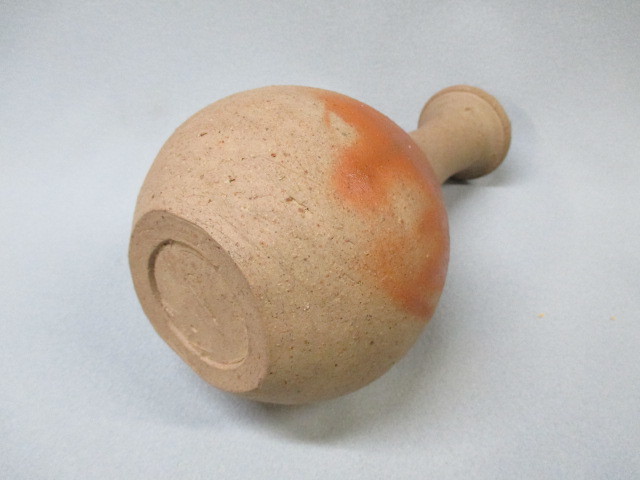 【本物保証】　♪　岡山県無形文化財 「伊勢崎満」作　備前緋襷鶴首花入　共箱　伊勢崎陽山の長男　金重陶陽賞を受賞_2