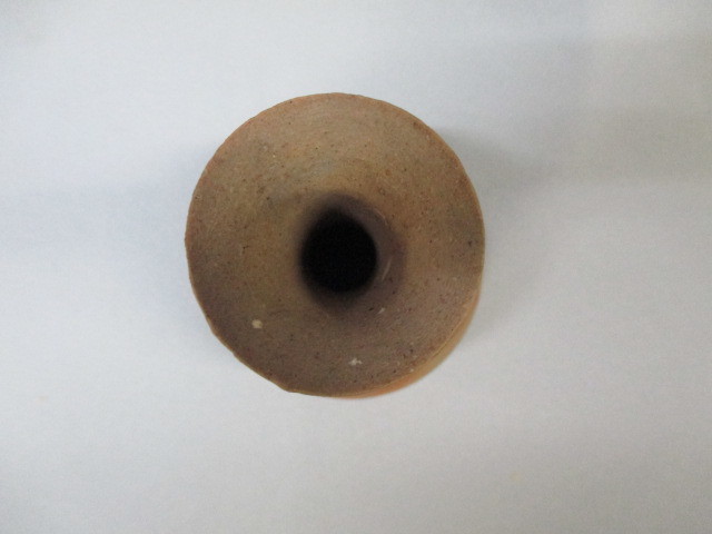 【本物保証】　♪　岡山県無形文化財 「伊勢崎満」作　備前緋襷鶴首花入　共箱　伊勢崎陽山の長男　金重陶陽賞を受賞_9