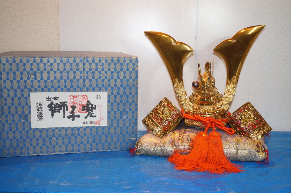 五月人形 出世獅子兜　玉龍　瑞島謹製 瑞島謹製 伝統鋳芸 屏風付き 出世獅子兜 龍 如意宝珠 商標登録 (子ども