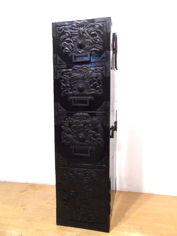 【お得，最新作】 古い黒塗り庄内隙間箪笥 時代鉄鶴亀松竹梅打出金具 古民家 アンティーク(箪笥)｜売買されたオークション情報、yahooの商品情報をアーカイブ公開 - オークファン 箪笥