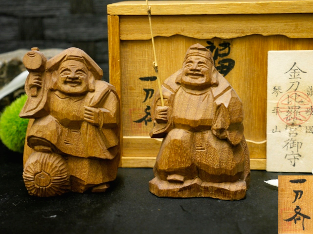 大人気，お買い得 WASA美 1016r33 素敵な 木工芸 讃岐 金毘羅宮 一刀斎 福神 大黒様 恵比須様 横5㎝奥行4㎝高さ8㎝ 共箱 七福神 招福 東洋彫刻 木彫り(木工、竹工芸)｜売買されたオークション情報、yahooの商品情報 木工、竹工芸