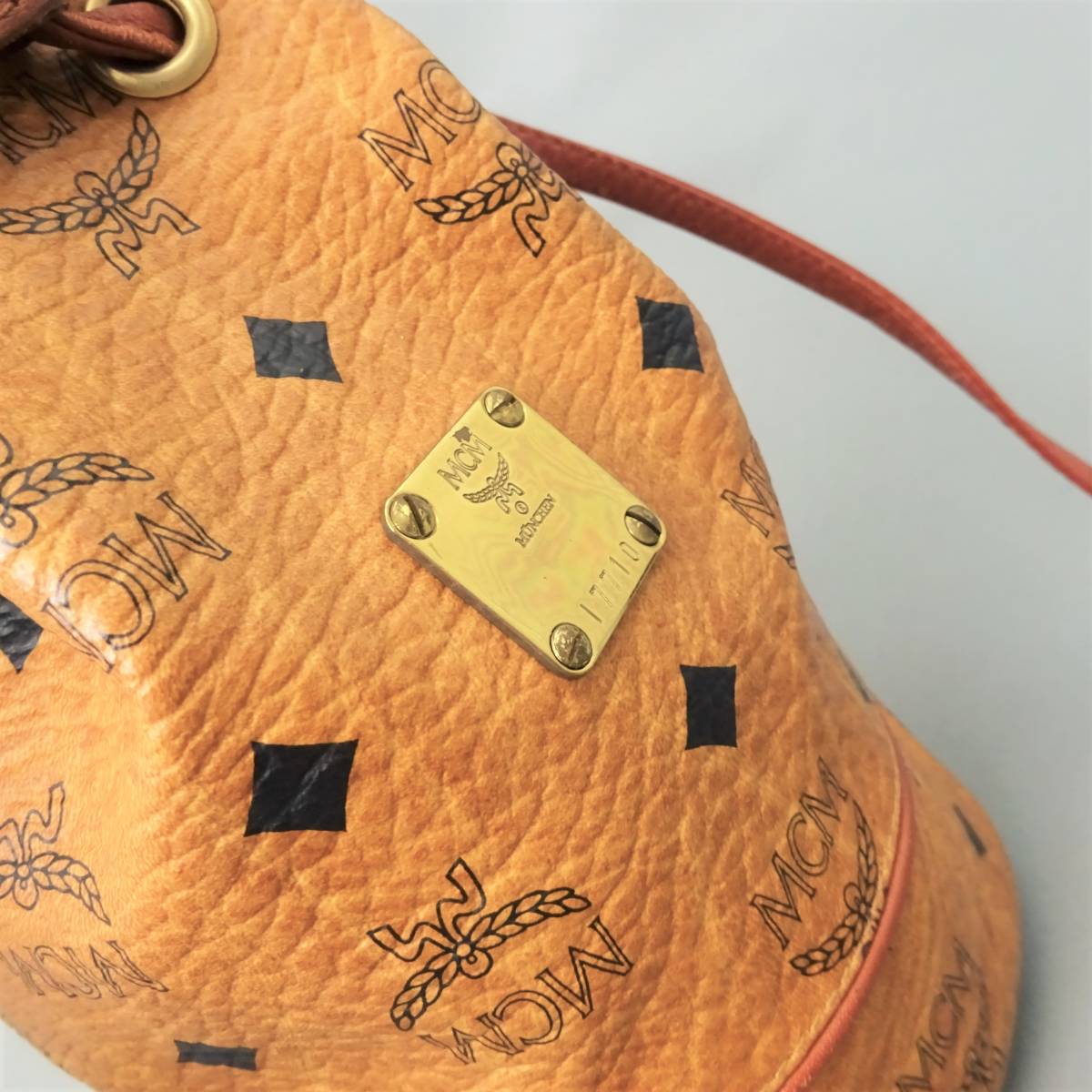 本物良品□MCM□コニャクレザー/ゴールド金具□巾着 ミニ 斜 本物良品□MCM□コニャクレザー/ゴールド金具□巾着 ミニ 斜