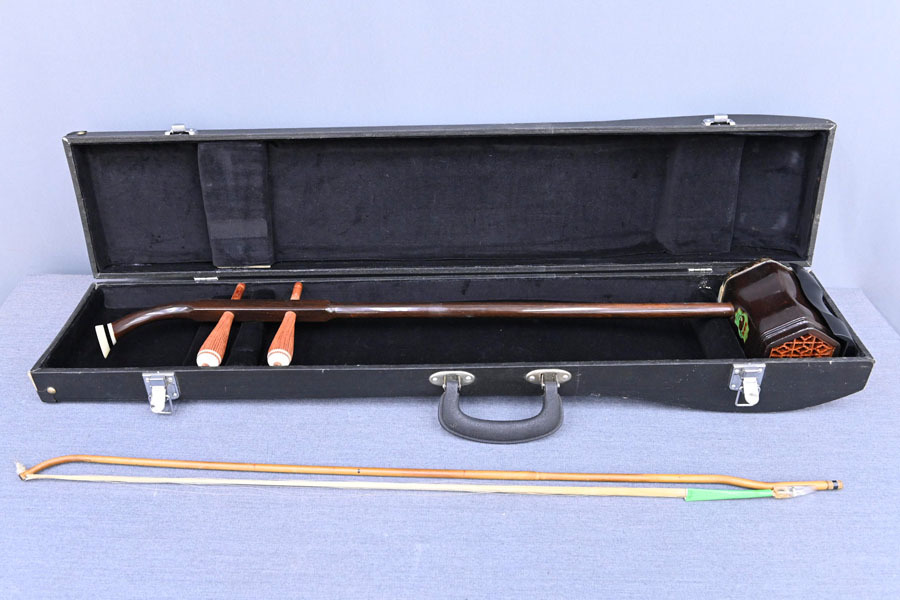 二胡 「敦煌牌」楽器、器材の落札相場・落札価格 紅木 蛇本革 DUNHUANG 