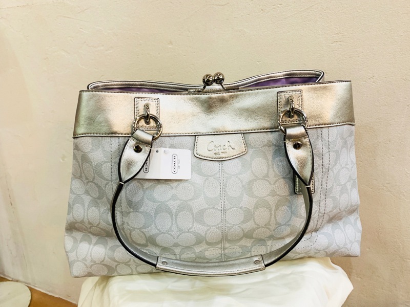 【人気定番，新作登場】 X3 COACH/コーチ ペネロピ CTD シグネチャー フレームショッパー ハンドバッグ シルバ－&times;パープル レディースバッグ(ハンドバッグ)｜売買されたオークション情報、yahooの商品情報をアーカ かばん、バッグ