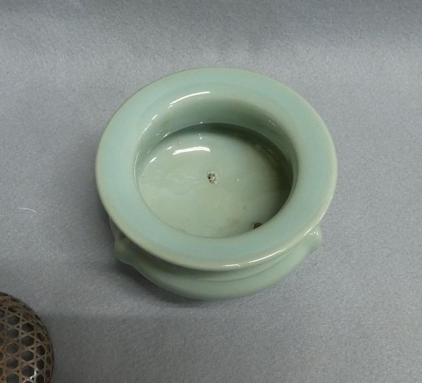 純銀 刻印 火屋付 青磁袴腰型 香炉 桐箱付 茶道具 純銀 刻印 火屋付 青磁袴腰型 香炉 桐箱付 茶道具 青磁袴腰香炉 せいじ
