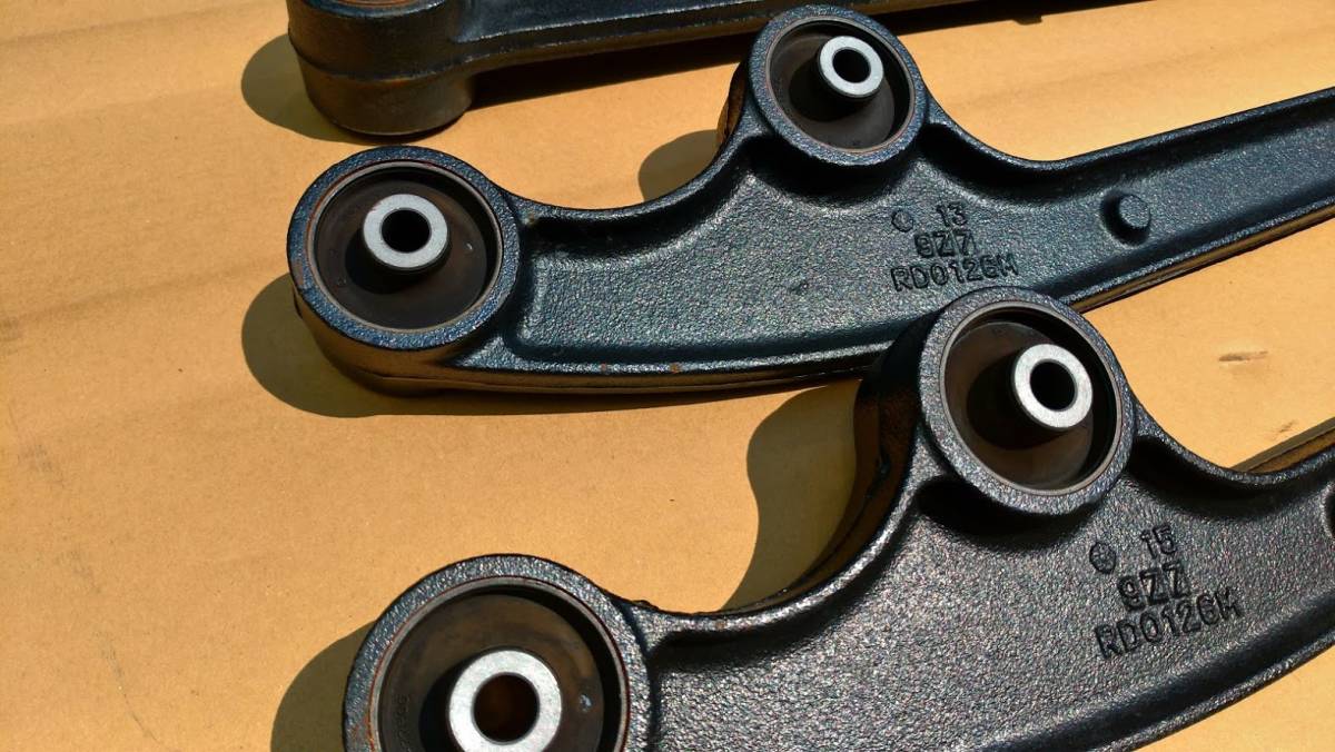 リーディングアーム jb74 ジムニーJB64JB74 トレーリング アームの通販 