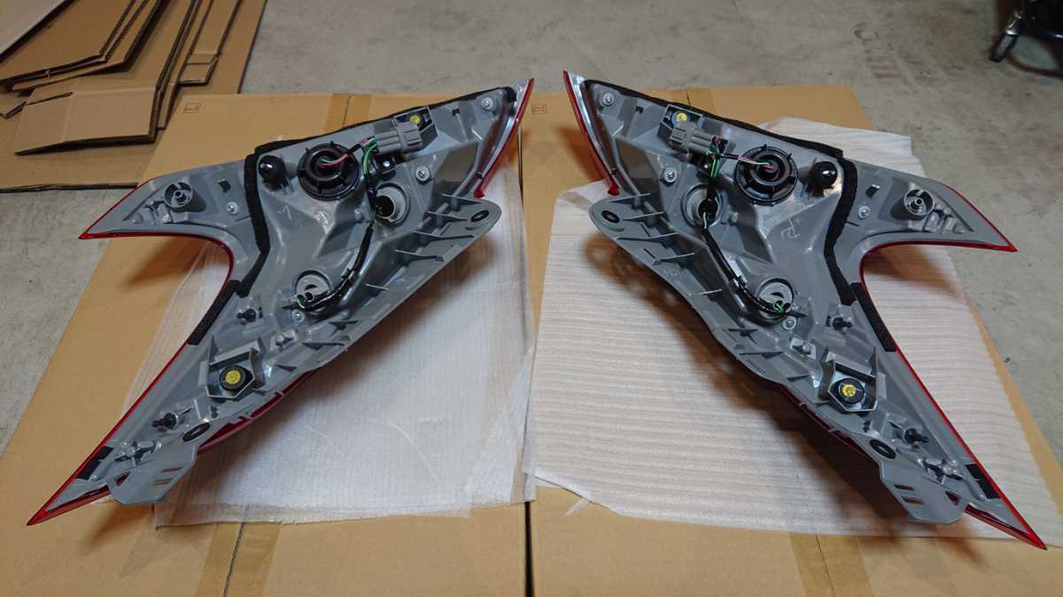 NISSAN フェアレディZ 34Z 純正テールランプ 左右セット 新車外し 美品