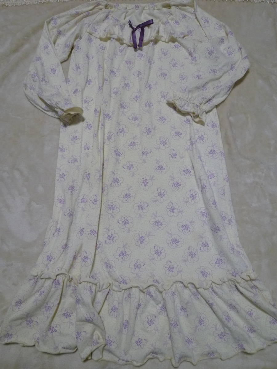 フェリシモ ベージュ花柄長袖ネグリジェワンピースパジャマ サイズ１２０ 1 115 124cm 売買されたオークション情報 Yahooの商品情報をアーカイブ公開 オークファン Aucfan Com