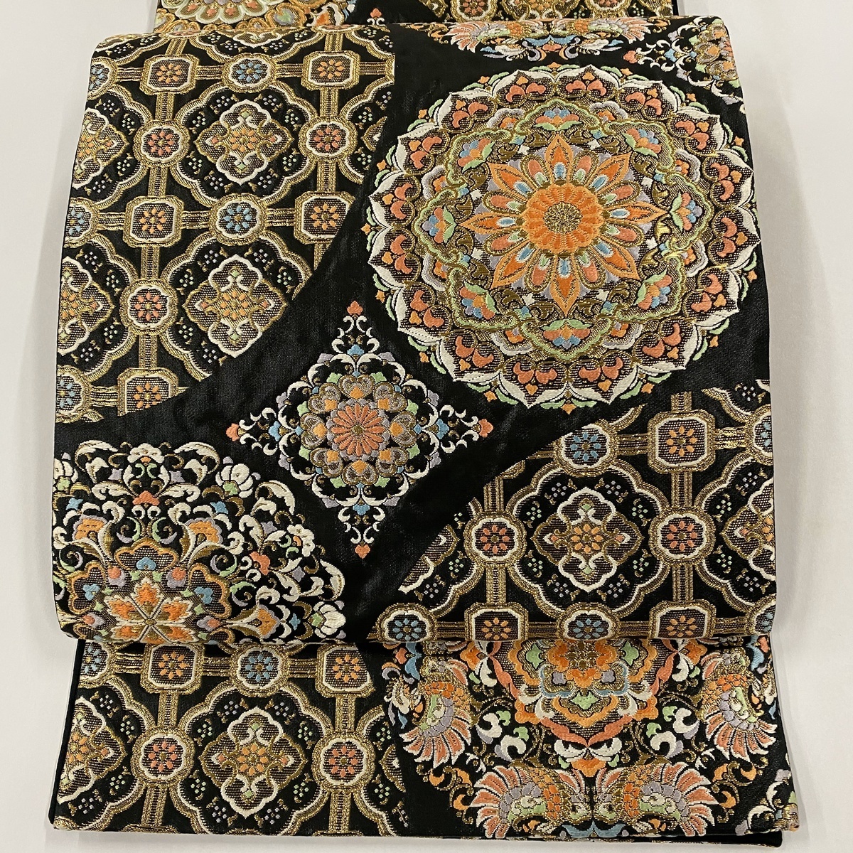 【赤字超特価，限定セール】 袋帯 秀品 絢爛相華文様 金糸 箔 黒 六通 正絹 値引き済(仕立て上がり)｜売買されたオークション情報、yahooの商品情報をアーカイブ公開 - オークファン 仕立て上がり