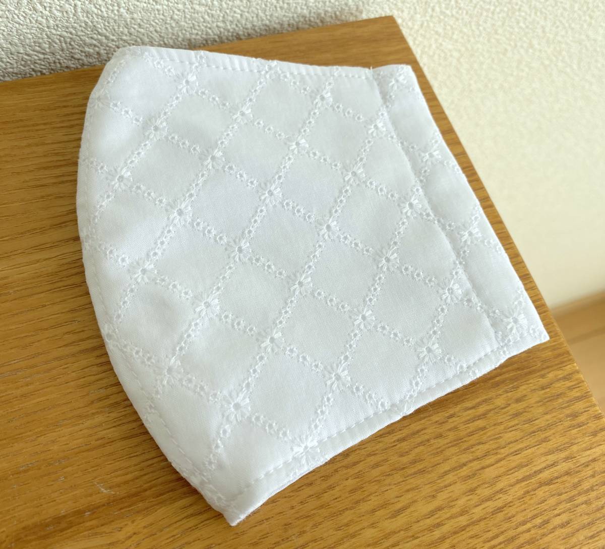 【ハンドメイド】■マスクカバー(内ポケット付)■レース生地/刺繍生地使用■白/ホワイト/コットン/ダブルガーゼ■小花柄_1