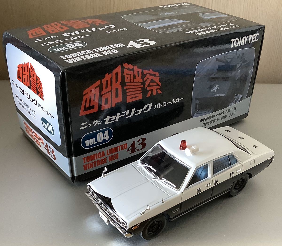 トミーテック西部警察02 日産430セドリック 白／黒パトカー 2台