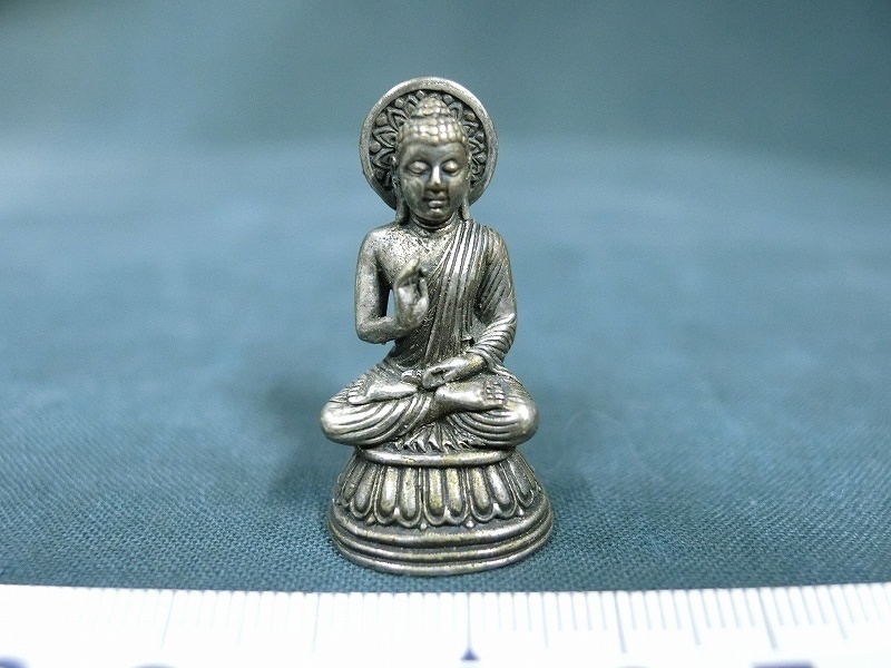 格安，送料無料 A7891 金属製 底に梵字 小さい仏陀像 21g(仏像)｜売買されたオークション情報、yahooの商品情報をアーカイブ公開 - オークファン 仏像