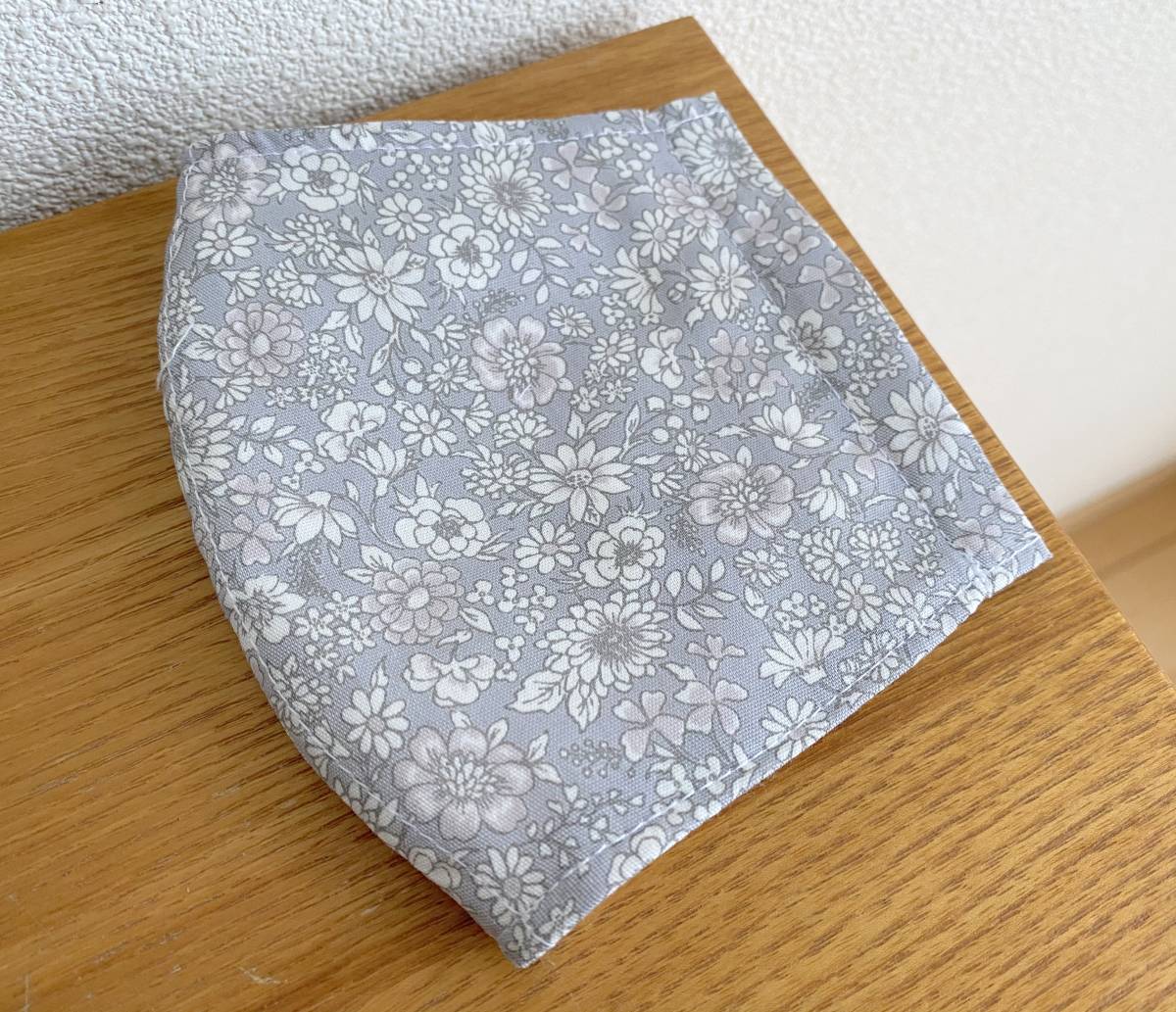 【ハンドメイド】■マスクカバー(内ポケット付)■小花柄/コットン生地■ボタニカル/フラワー/ナチュラル/ダブルガーゼ■グレー２_1