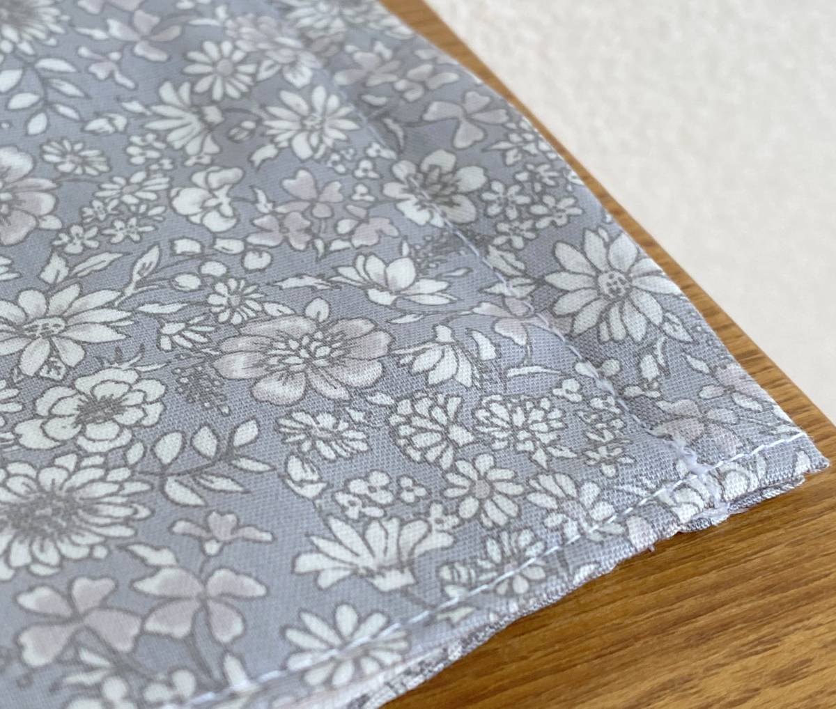 【ハンドメイド】■マスクカバー(内ポケット付)■小花柄/コットン生地■ボタニカル/フラワー/ナチュラル/ダブルガーゼ■グレー２_2