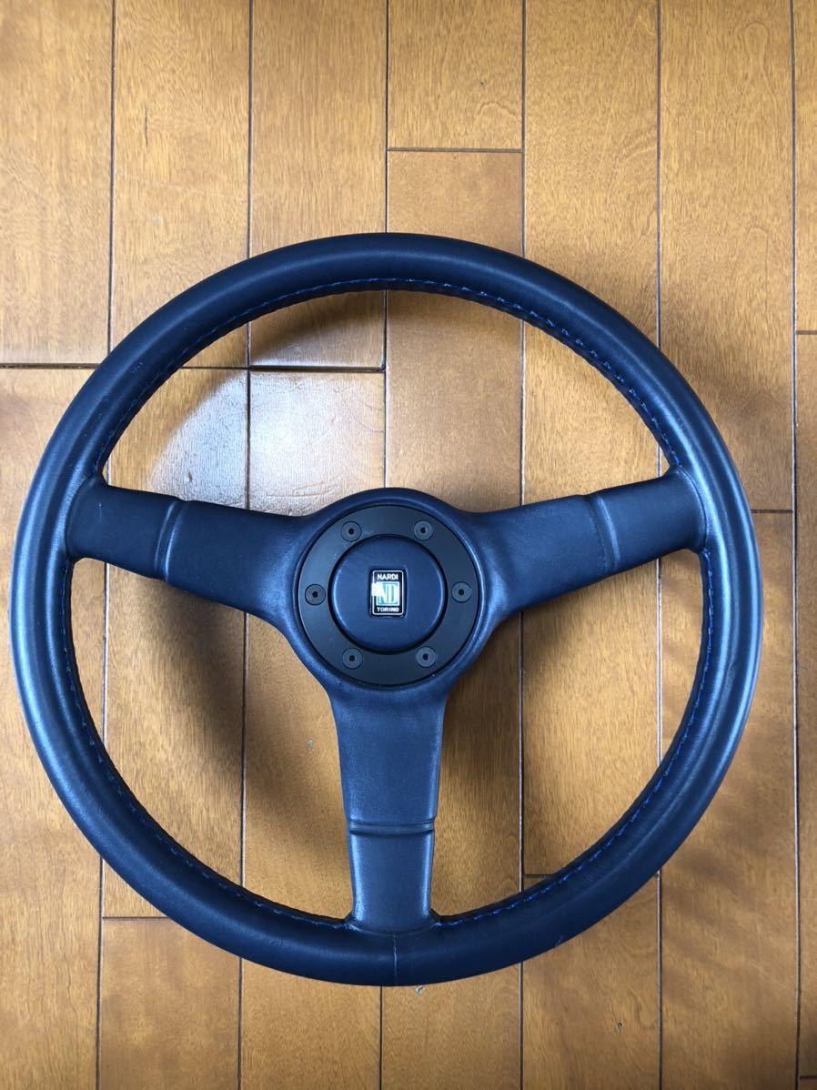 NARDI TORINO ステアリングホイール ウッド製の3スポークデザイン
