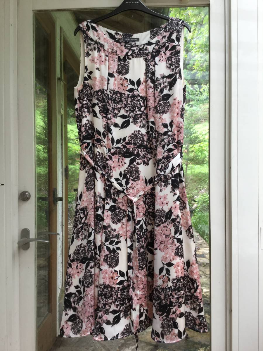 ローラアシュレイ アイボリー地ベージュ黒花柄ワンピース１５号 ワンピース 売買されたオークション情報 Yahooの商品情報をアーカイブ公開 オークファン Aucfan Com