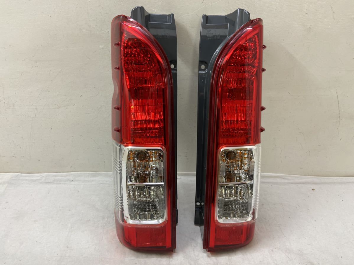 R20812 新車外し ハイエース 200 5型 純正 テールランプ 左右 セット