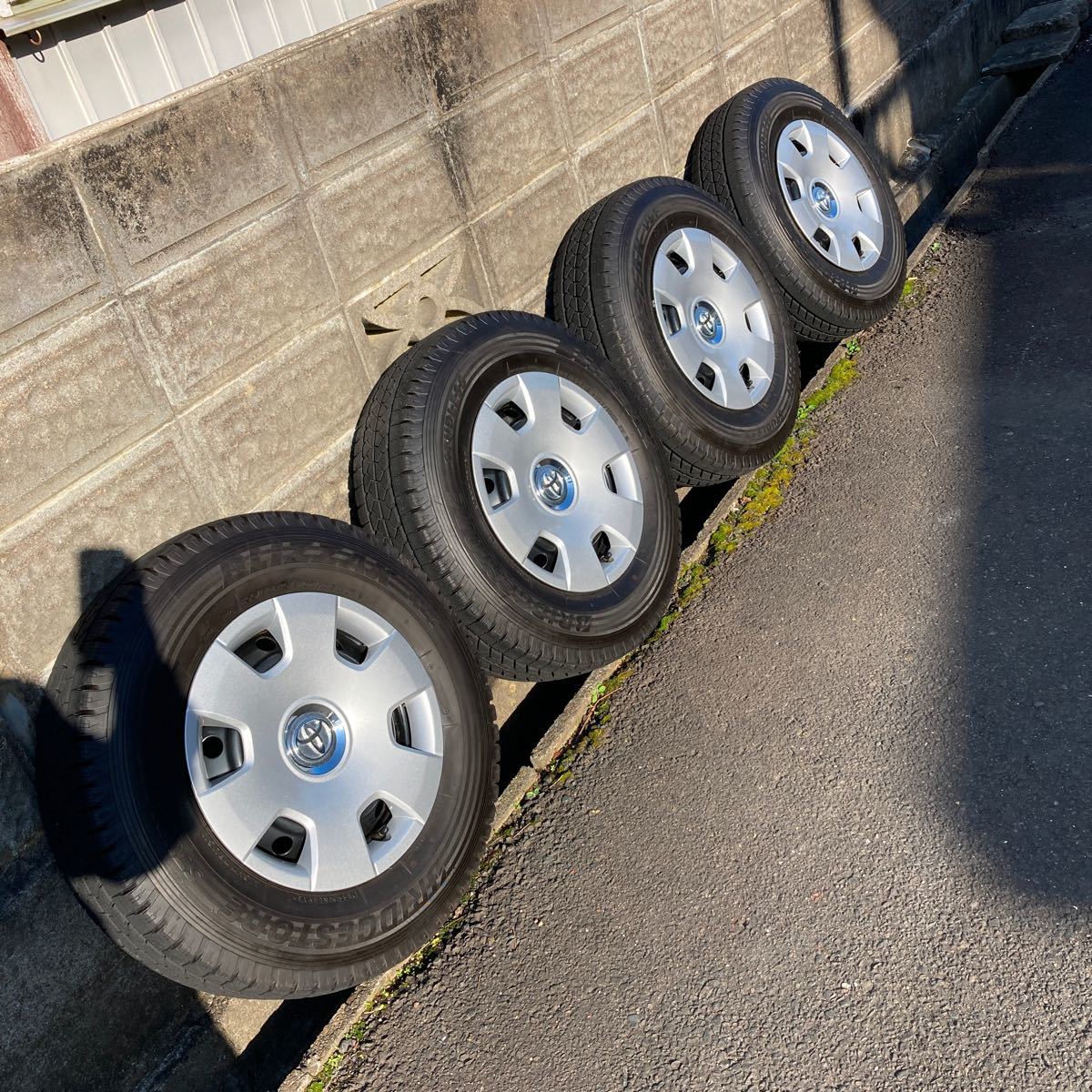 超バリ山！トヨタ 200系 ハイエース 純正 195/80R15 ブリヂストン VL1