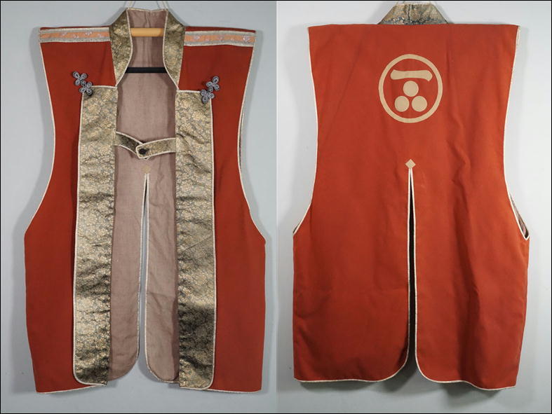 L643◇武具　時代品　緋色陣羽織　一文字に三つ星家紋入り　毛利家