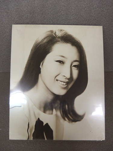 s 安倍律子 ポスターパネル 昭和レトロ 木製 歌手 安倍理津子 40 32 5cm 品 ミュージシャン 売買されたオークション情報 Yahooの商品情報をアーカイブ公開 オークファン Aucfan Com