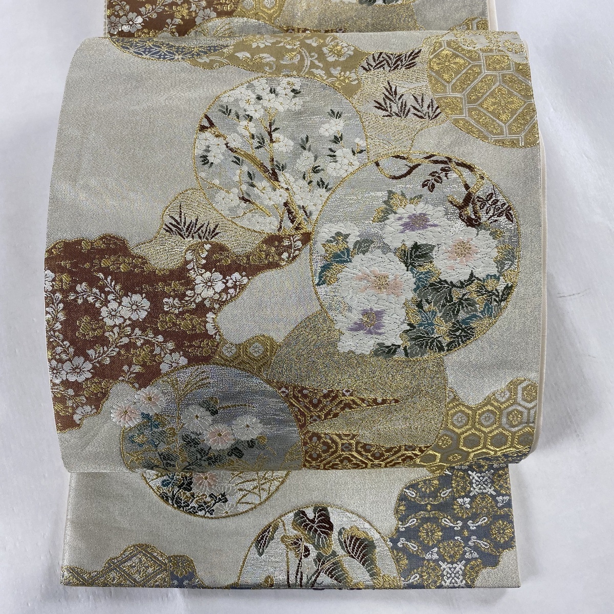 袋帯 美品 秀品 丸重四季草花図 道長取り 有職文様 箔 唐織 銀色 六通 正絹 【中古】 値引き済 ☆☆☆ 3&frasl;11 特選正絹西陣袋帯 01:59まで☆10%OFF服部織物 糸使用] 東レシルック ≪御仕立て上がり・中古美