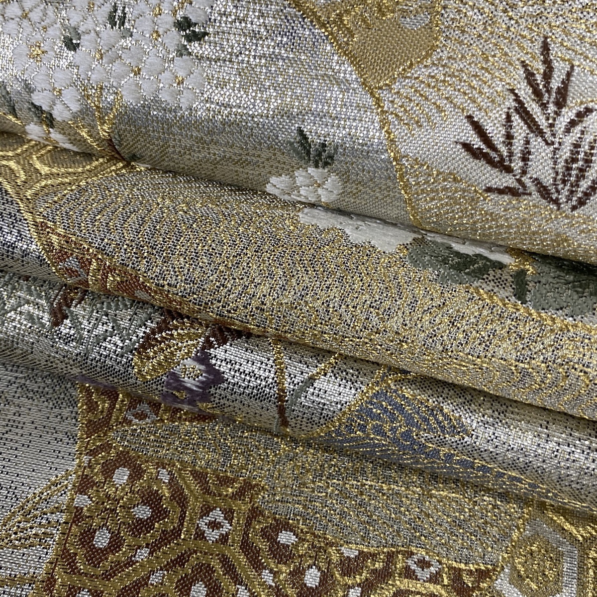 袋帯 美品 秀品 丸重四季草花図 道長取り 有職文様 箔 唐織 銀色 六通 正絹 【中古】 値引き済 ☆☆☆ 3&frasl;11 特選正絹西陣袋帯 01:59まで☆10%OFF服部織物 糸使用] 東レシルック ≪御仕立て上がり・中古美