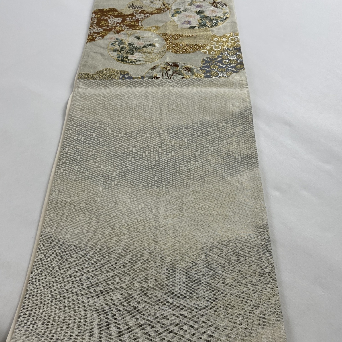 袋帯 美品 秀品 丸重四季草花図 道長取り 有職文様 箔 唐織 銀色 六通 正絹 【中古】 値引き済 ☆☆☆ 3&frasl;11 特選正絹西陣袋帯 01:59まで☆10%OFF服部織物 糸使用] 東レシルック ≪御仕立て上がり・中古美