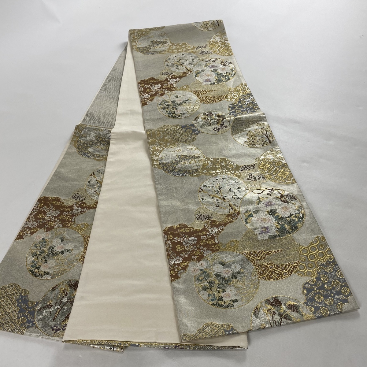 袋帯 美品 秀品 丸重四季草花図 道長取り 有職文様 箔 唐織 銀色 六通 正絹 【中古】 値引き済 ☆☆☆ 3&frasl;11 特選正絹西陣袋帯 01:59まで☆10%OFF服部織物 糸使用] 東レシルック ≪御仕立て上がり・中古美