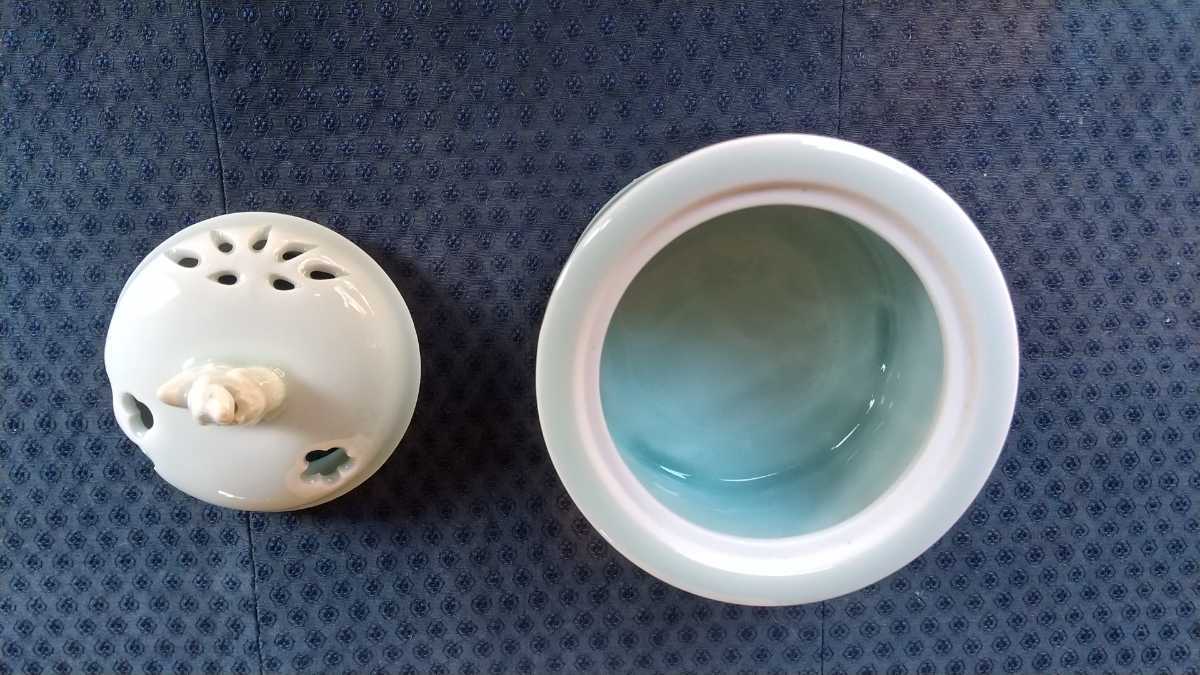 鍋島焼 大秀作 青磁 獅子意匠香炉 【直径9㌢高さ11㌢重さ360㌘】共箱