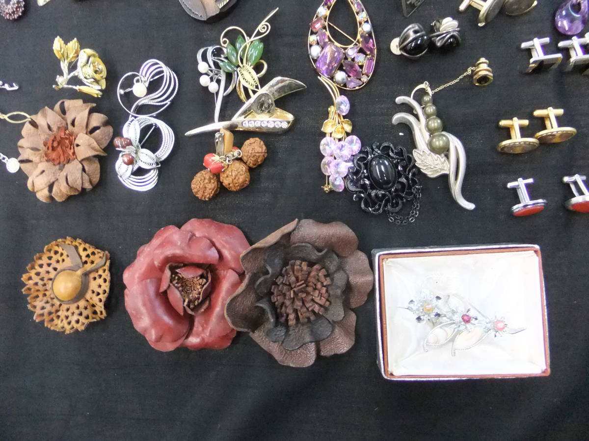 に3-109 アクセサリー 大量 まとめ 総重量 約1.1kg 時計・ブローチ