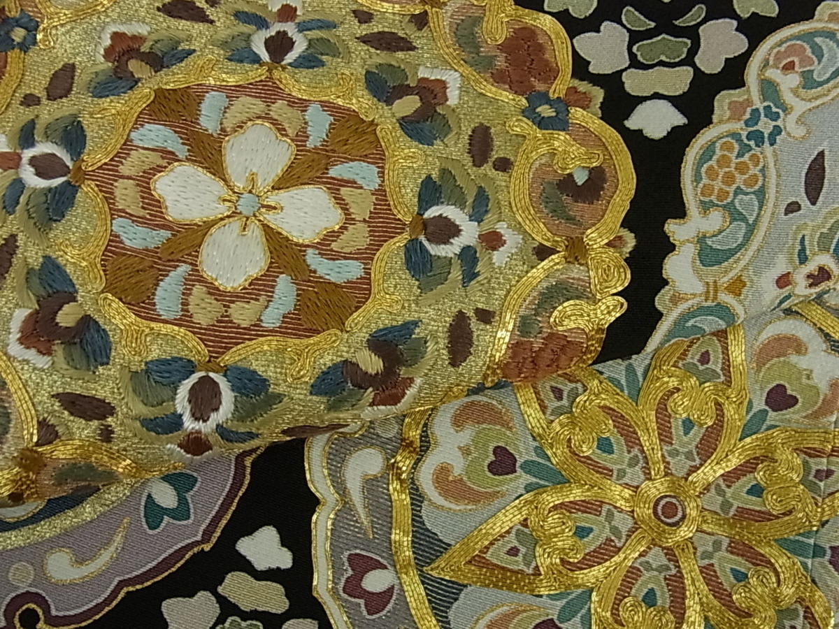 暈し染め | 金駒刺繍 雪輪地紙花文 舞蝶土車