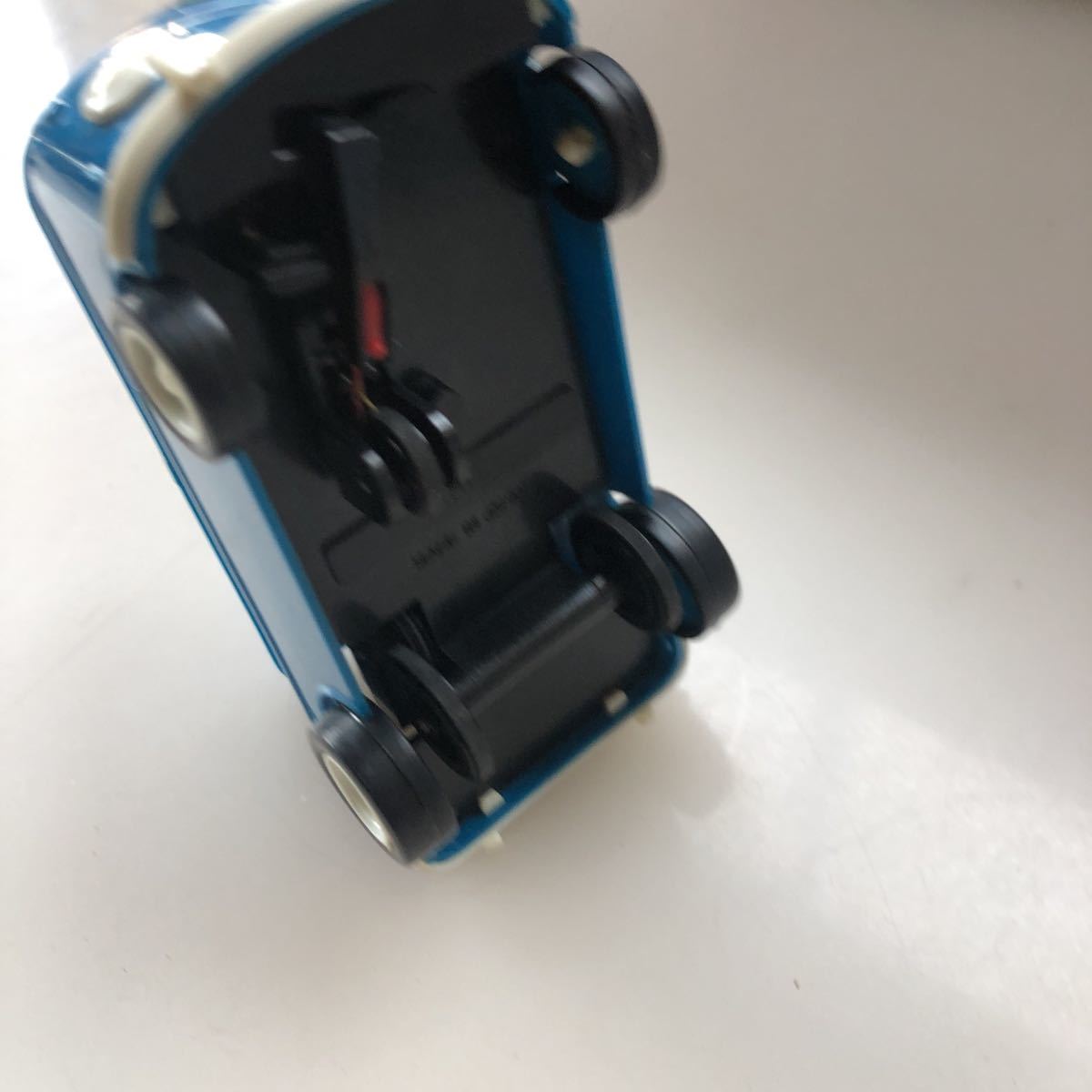 Volkswagen VW ワーゲンバスがレコードをくるくる再生―リニューアル 