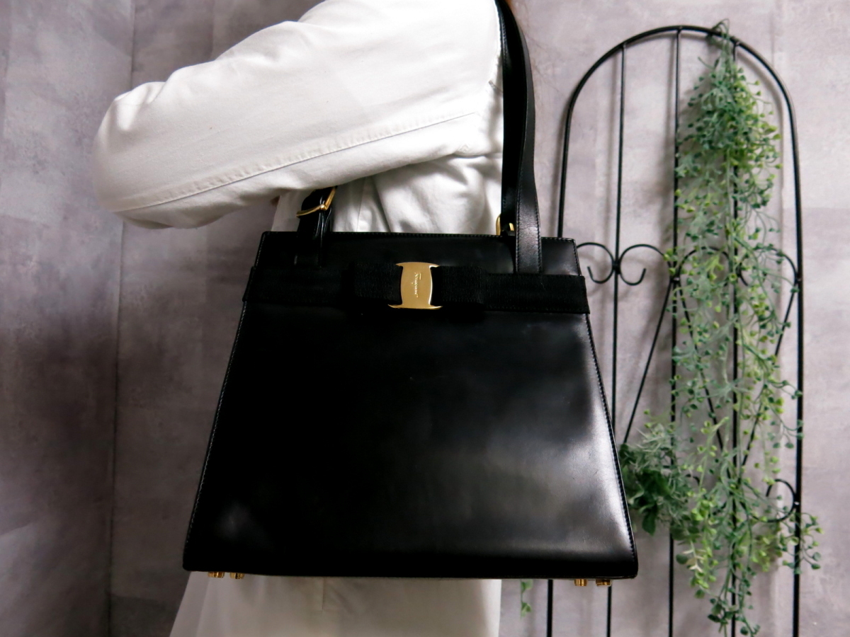 ○超美品○Salvatore Ferragamo フェラガモ○ヴァラ リボン○レザー 本 