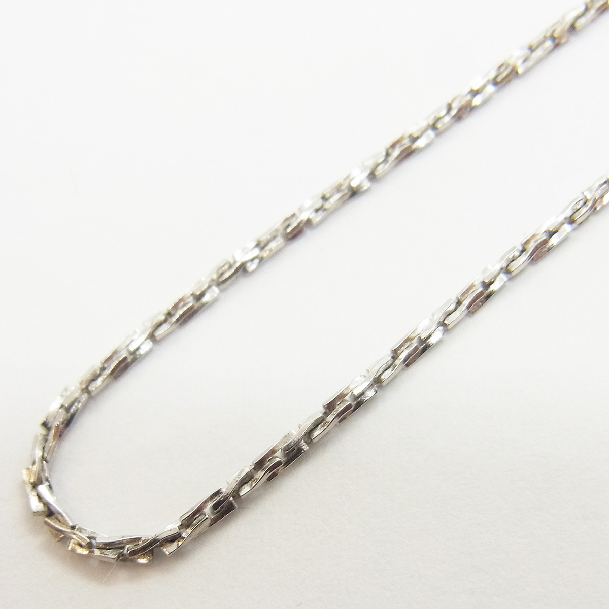 PT850 デザインネックレス 造幣局検定 3.9g 長さ：約40cm 幅:約1.1mm 