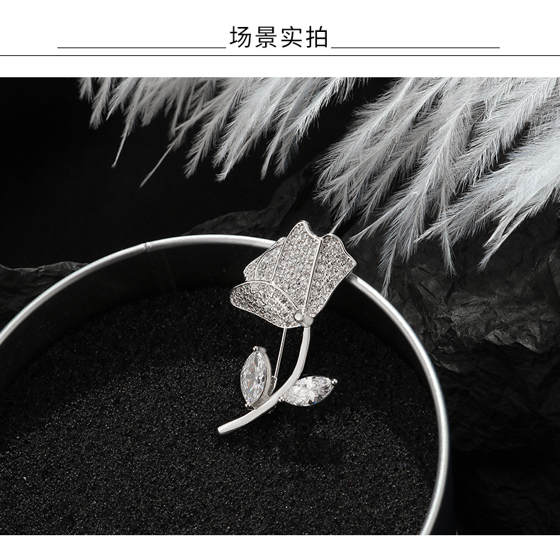 お得，低価 バラブローチ 美品 水晶ブローチ おしゃれデーザイン 女性