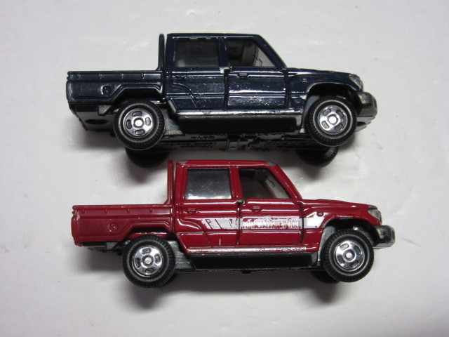 トミカ トヨタ ランドクルーザー70ピックアップトラック トミカ博他2台セット 赤色 紺色 乗用車 売買されたオークション情報 Yahooの商品情報をアーカイブ公開 オークファン Aucfan Com