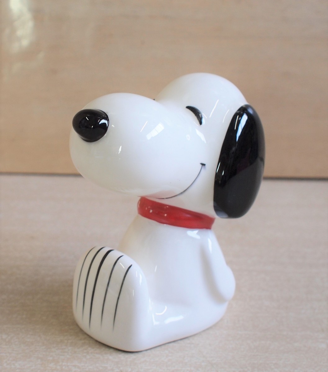 W0627 陶器のスヌーピー貯金箱 おすわりタイプ 底蓋欠品 高さ約14cm ピーナッツグッズ 置物 インテリア コレクションに 1000円 ピーナッツ スヌーピー 売買されたオークション情報 Yahooの商品情報をアーカイブ公開 オークファン Aucfan Com