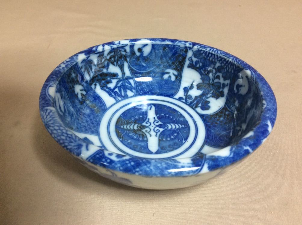 QM4102 古伊万里 染付 印判 見込 蝶の図 中鉢_1