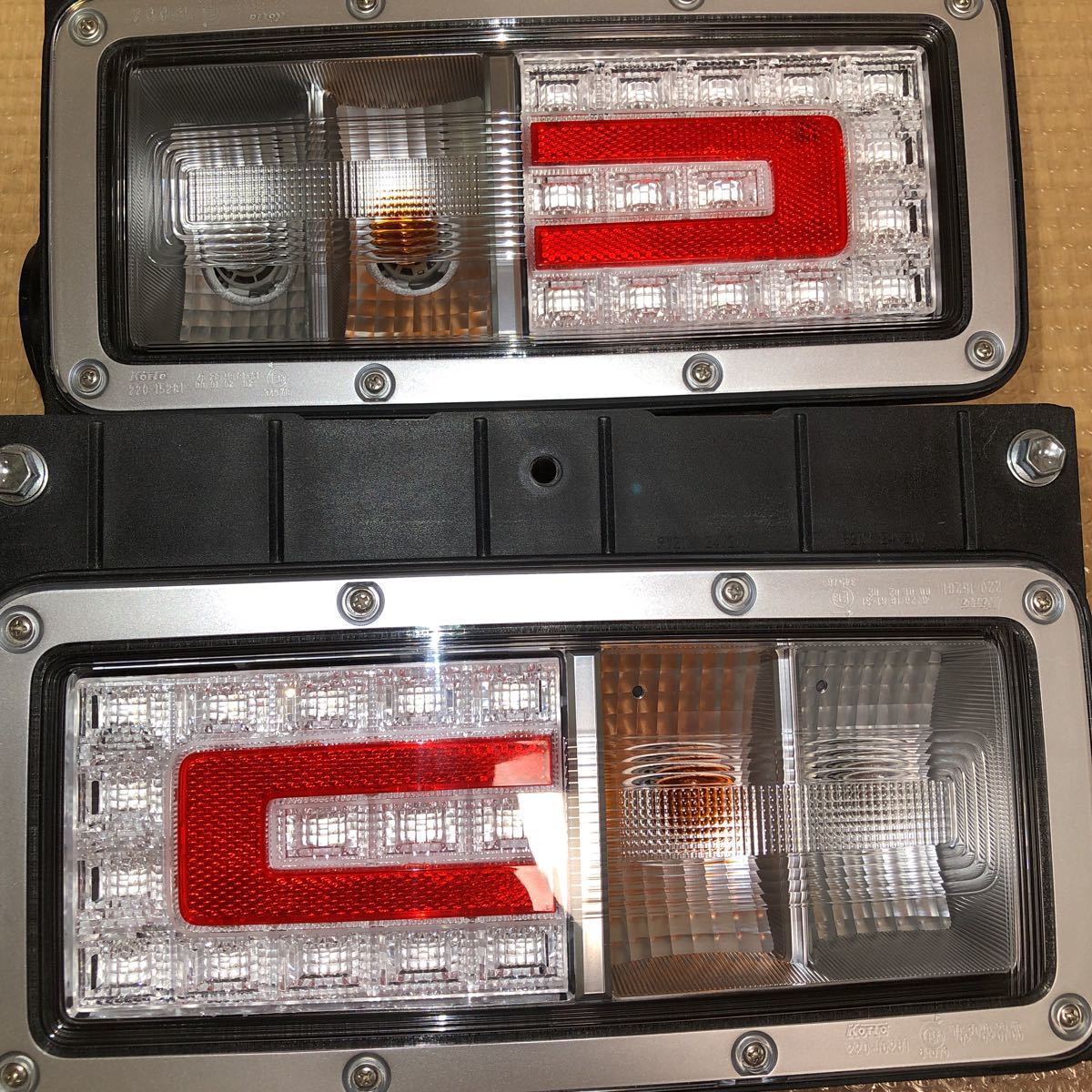 新車外し 日野 プロフィア 純正LEDテールランプ 左右セット koito 220