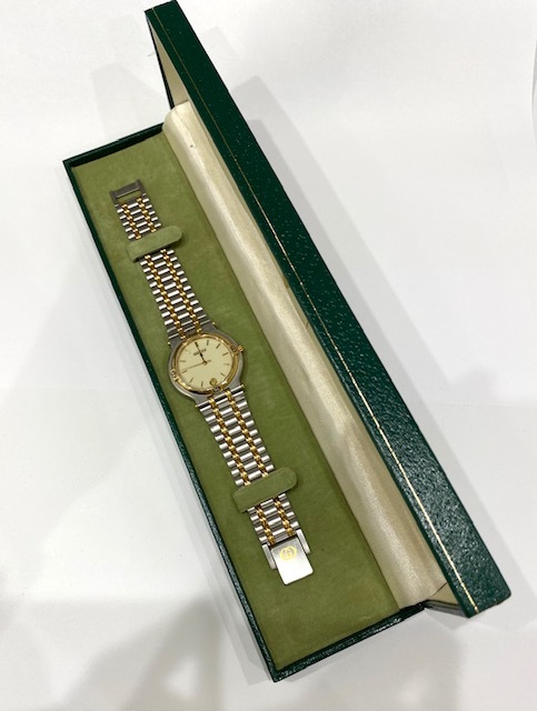 大得価，人気 M GUCCI グッチ 9000M 裏ブタフィルム付 箱付き GGロゴ デイト アイボリー系文字盤 コンビカラー QZ 電池取り外し保管品 動作未確認(男性用)｜売買されたオークション情報、yahooの商品情報をアー 男性用
