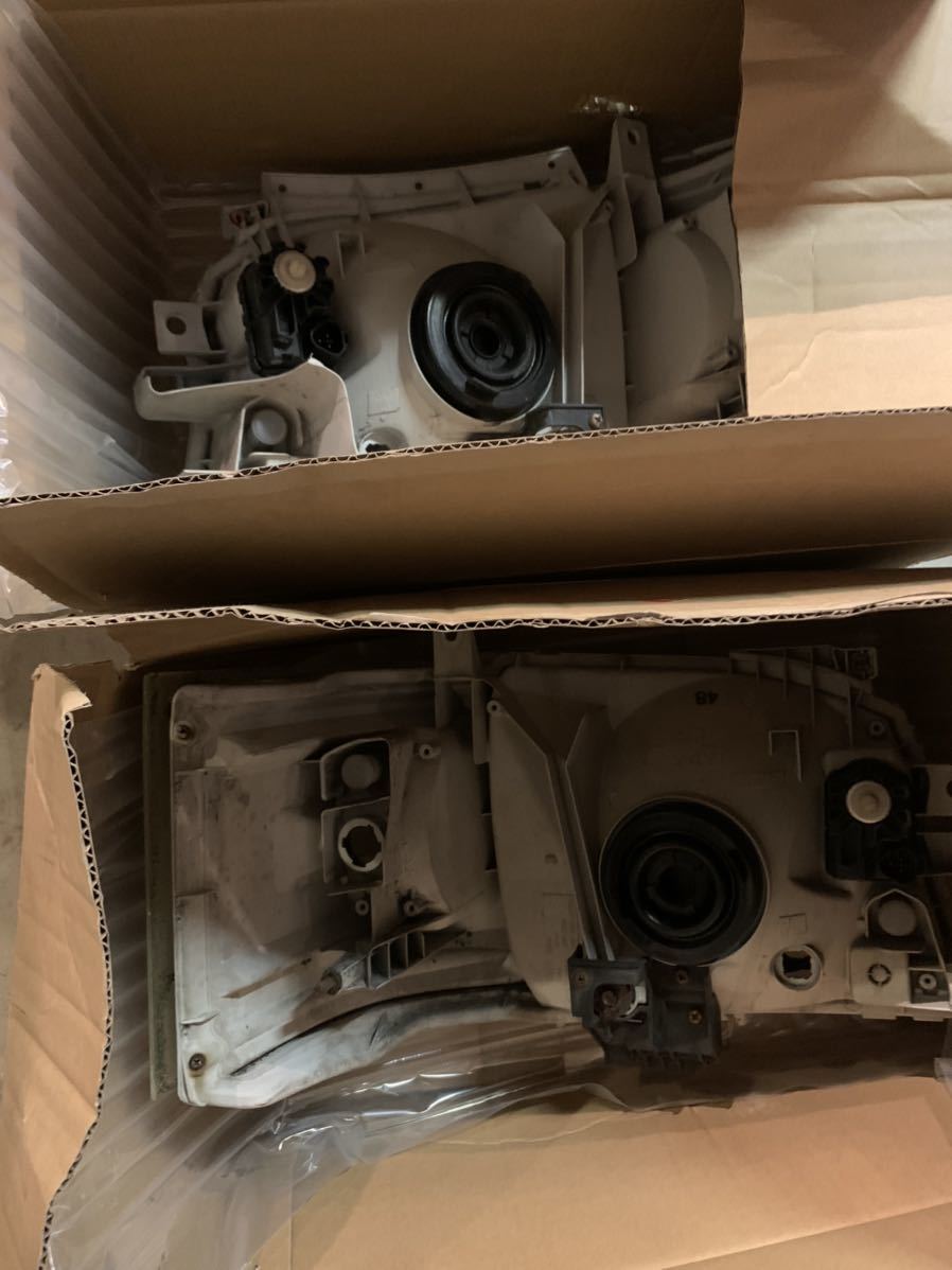 中古 レベライザー付き 200系 ハイエース トヨタ 純正 ヘッドランプ