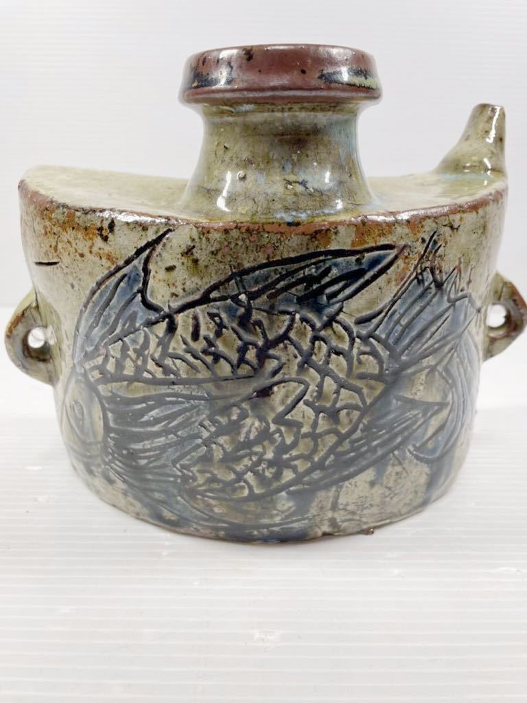 壺屋焼 人間国宝 金城次郎作 抱瓶 魚紋 沖縄 魚文抱瓶(箱直筆)