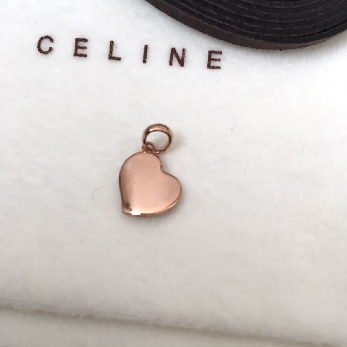 セリーヌの限定ネックレス - 家に代々伝わるジュエリーを圧縮した